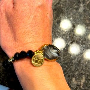 Kinsley Armelle stretch bracelet. Black/ gold.